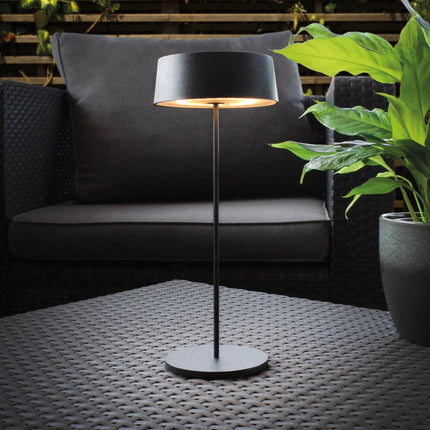 Entdecken Sie unsere hochwertigen Tischlampen, die Ihr Zuhause mit einem warmen und einladenden Licht erhellen.